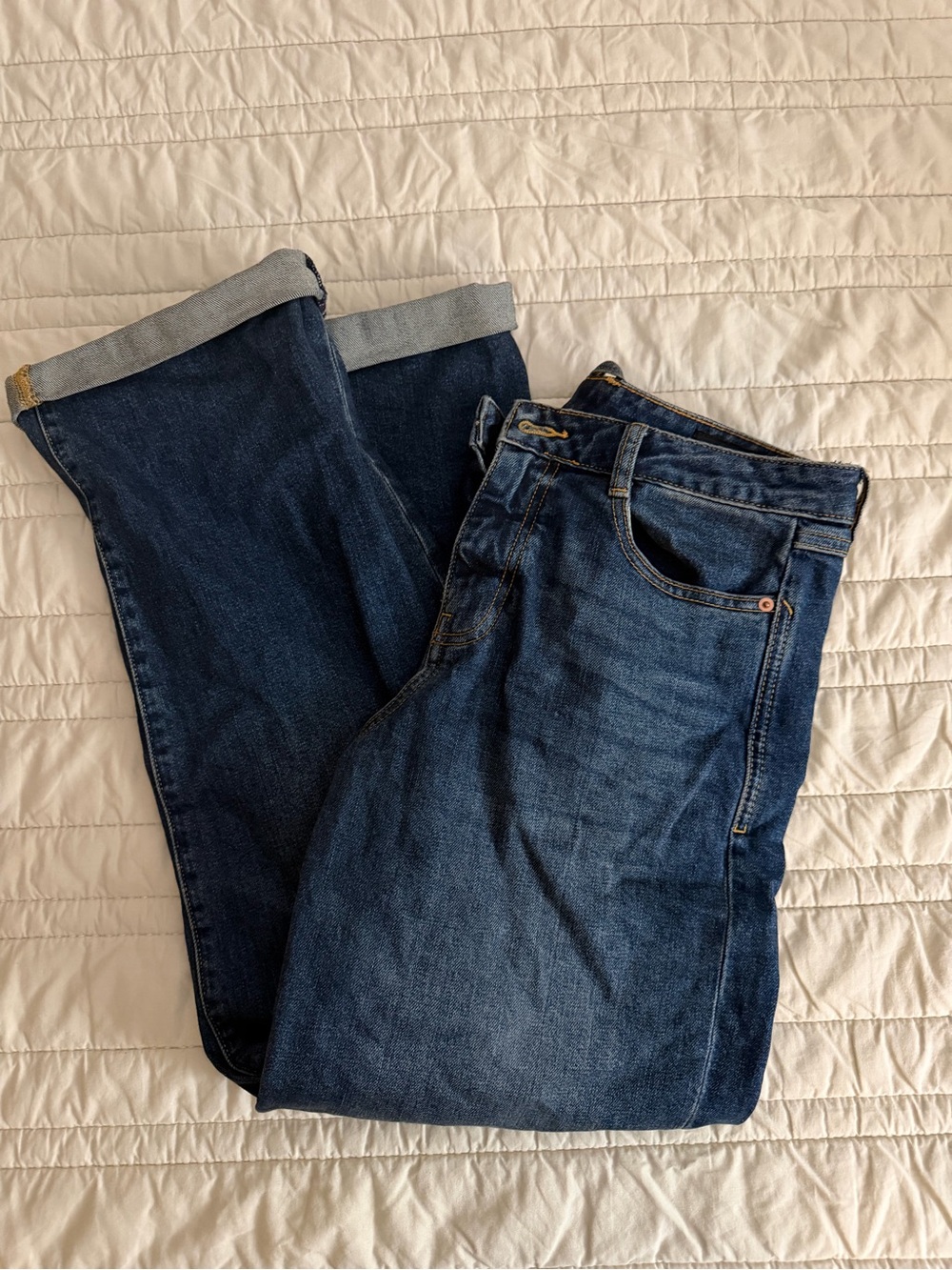 woman dark washed zara jeans